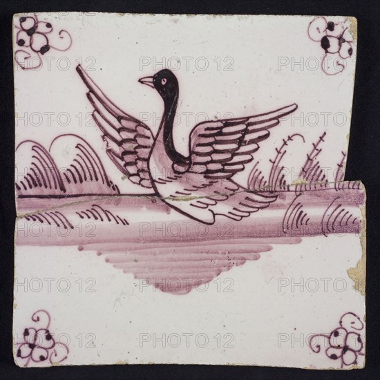 Animal tile, flying swan to the left in running water, in the background vegetation, in purple on white, corner pattern spider