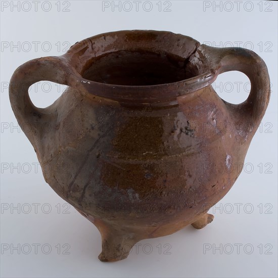 Earthenware grape with two ears, double conical in shape, on three legs, grape cooking pot crockery holder kitchen utensils