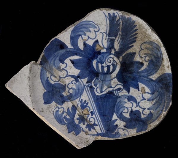 Fragment majolica dish, blue on white, heraldic image, helmeted coat of arms with diagonal distribution, above dark, under light