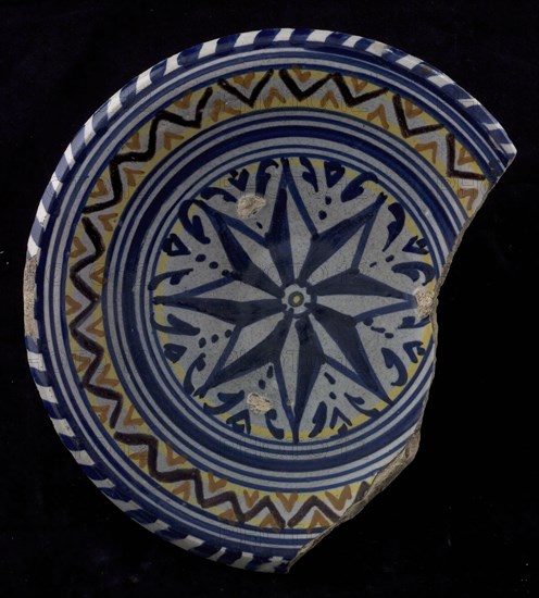 Majolica dish, polychrome, in the middle an eight-pointed star, cable edge, dish crockery holder majolica soil finds ceramic