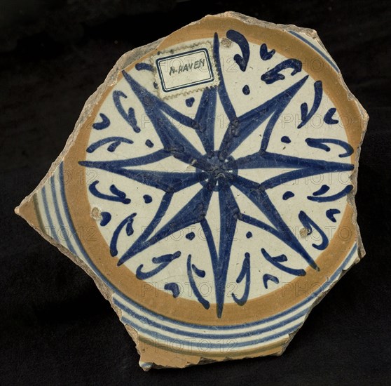 Fragment majolica dish, blue and orange on white, in the middle eight-pointed star, dish crockery holder soil find ceramic