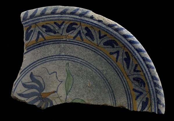 Fragments majolica dish, polychrome, flower on the ground and cable edge, plate crockery holder soil find ceramic earthenware