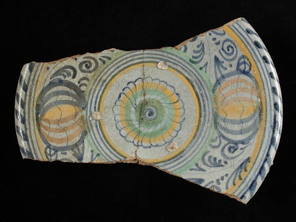 FP, Fragment majolica dish, polychrome rosette, signed, plate crockery holder soil find ceramic earthenware glaze, Cooked on