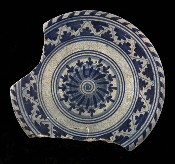 Majolica dish, blue on white, concentric circles containing rosette, cable edge, plate crockery holder soil find ceramic