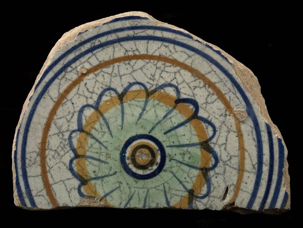Fragment majolica dish, polychrome, in the middle rosette, surrounded by circles, plate crockery holder soil find ceramic