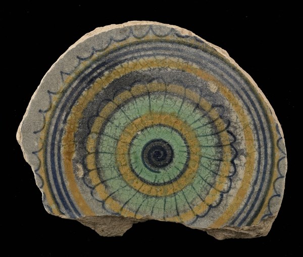 Fragment majolica dish, polychrome, in the middle rosette, around it circles, plate crockery holder soil find ceramic