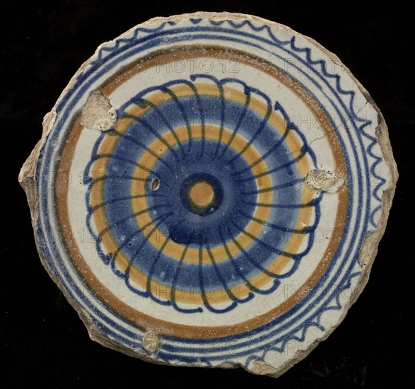 Fragment majolica dish, polychrome, in the middle rosette, surrounded by circles, plate crockery holder soil find ceramic