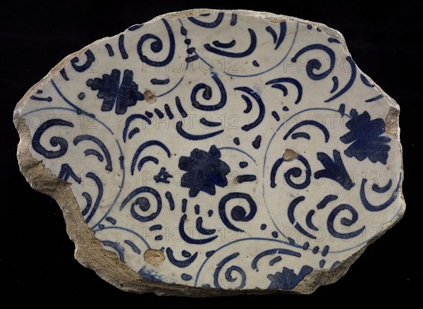 Fragment majolica dish, blue on white, Italian style tendrils on the mirror, plate crockery holder soil find ceramics pottery