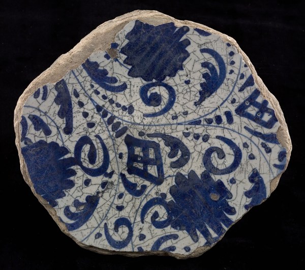 Fragment majolica dish, blue on white, Italian-looking tendrils, plate crockery holder soil find ceramics pottery glaze