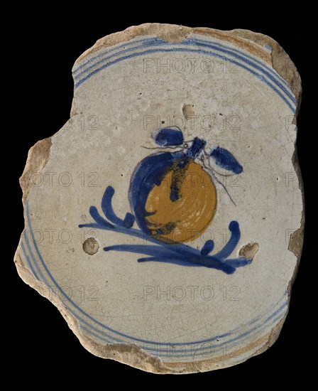 Fragment majolica dish, polychrome, in the middle one pomegranate, plate crockery holder soil find ceramic earthenware glaze