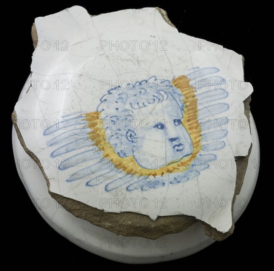 Fragment faience pleated plate, polychrome, winged amorkop, high stand ring, plate dish crockery holder soil find ceramic