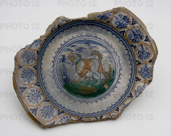 Majolica dish on stand, polychrome decor, dog in landscape, special rim with palmettes, plate dish crockery holder soil find