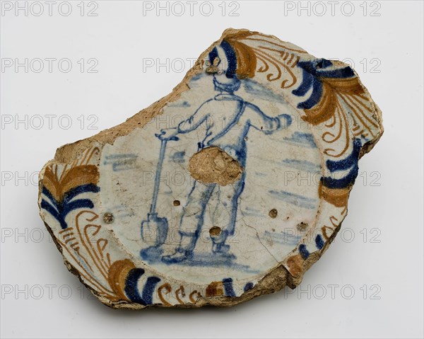 Fragment dish, polychrome, man leaning on shovel, egret edge, dated, dish plate crockery holder soil find ceramic earthenware