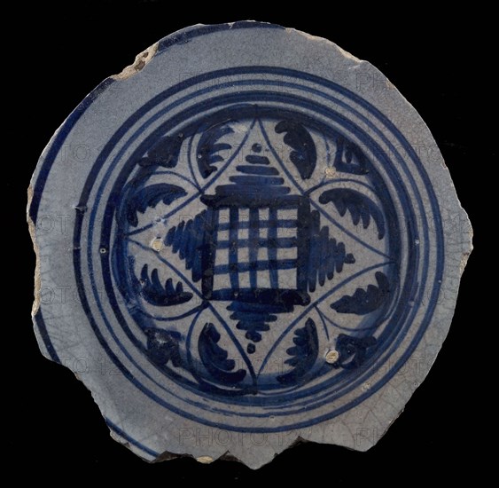 Fragment majolica dish, blue on white, four-sided ground surface with brushstroke motif, plate crockery holder soil find ceramic