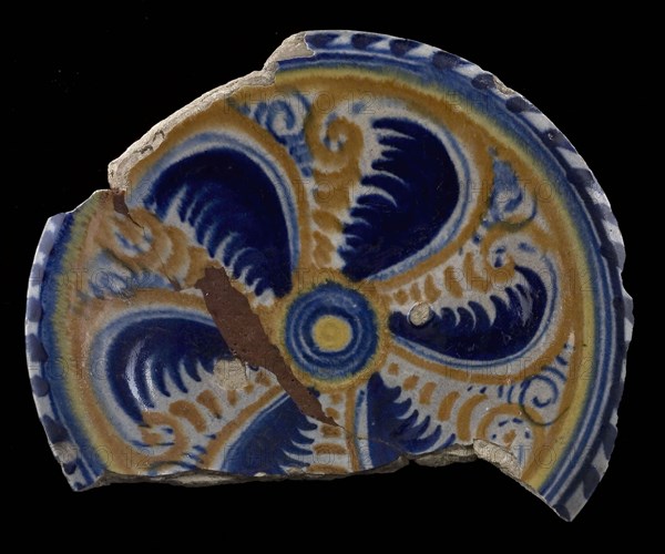 Majolica dish, polychrome, revolving decor with six flared feathers, cable edge, plate crockery holder soil find ceramic