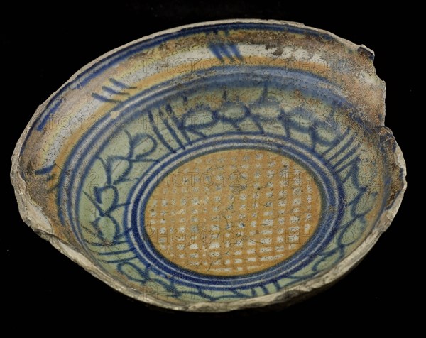 Fragment majolica salt scale, orange, green and blue on white, in the middle grid motif, salt bowl salt barrel tableware holder