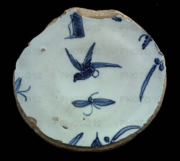 Fragment faience bowl, blue on white, Chinese motif with birds, insects, bottom beacon, bowl plate crockery holder soil find