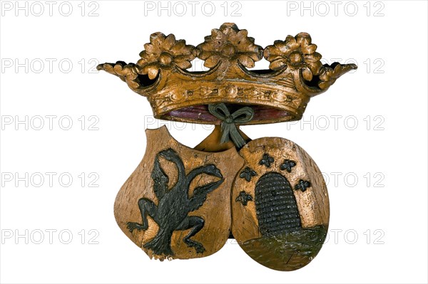 Wooden carved facade decoration, with alliance arms of Barendregt and Zoeteman, together under crown, ornament coat of arms