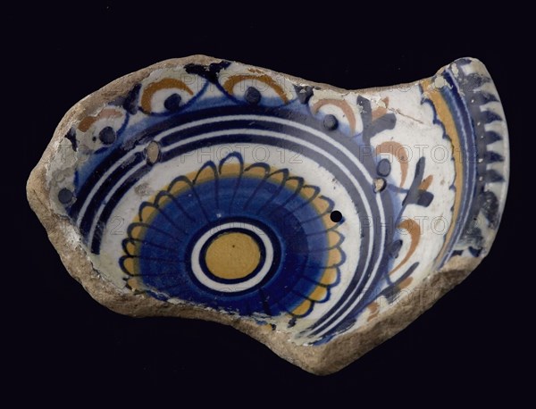 Fragment majolica bowl, yellow, orange and blue on white, rosette on the middle, cable edge, pap bowl bowl crockery holder soil