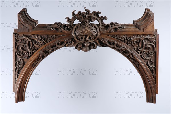 Bow-shaped profiled ornament with frame, in the leaf and flower motifs, ornament wood carving sculpture footage wood