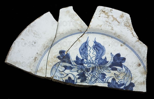 Fragments of faience plate, blue on white, coat of arms, plate dish crockery holder earth discovery ceramics pottery glaze tin