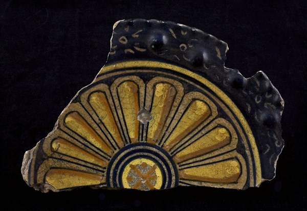 Fragment majolica plate, yellow, orange, dark blue (black?) On white, middle concentric circles, surrounded by broad nissenrand