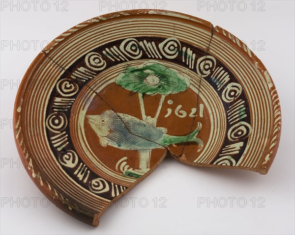 Werra dish, mirror decor with fish, plant and year 1621, border with circles and stripes, dish crockery holder soil find ceramic