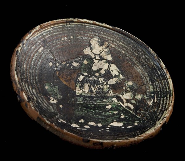 Werra plate, mirror decor lady in long dress, decorated in sludge technique and sgraffito, plate dish crockery holder soil find