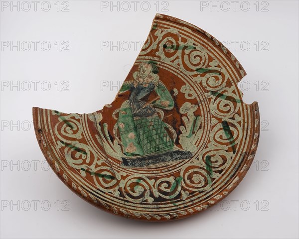 Fragment Werra plate, mirror-painted well-heeled lady in long dress, year 1618, pale yellow, blue and green glaze, edge decor