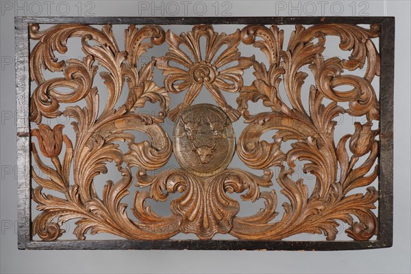 Skylight with carved leaf motifs, curly around coat of arms of the De Man family, cutting frame, toplight, carvings, sculptural