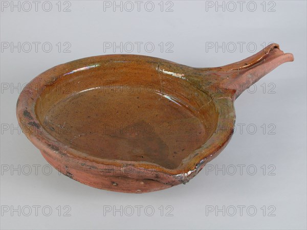 Earthenware saucepan with stem and pouring lip, saucepan casserole tableware container kitchenware earth discovery ceramics