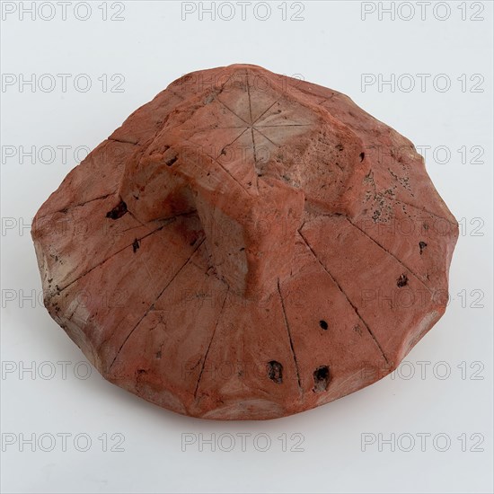 Pottery dover with square, incised button, carved decoration, submerged heating floor finding ceramic pottery, molded carved