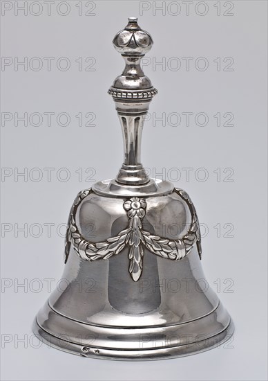 Silversmith: Douwe Eysma, Silver bell-shaped handbell with leaf garlands, handbell sound device silver, molded appliqué bell