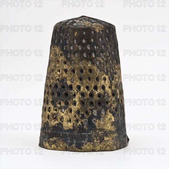 Copper pressed thimble, marked, thimble sewing machine soil find copper metal, pressed Copper pressed thimble with flat top