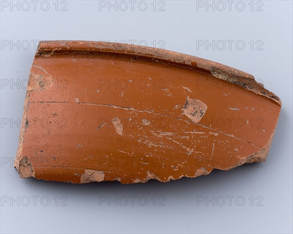 Earthenware fragment terra sigillata, bowl bowl crockery holder soil find ceramic pottery clay engobe, Edge fragment of dish