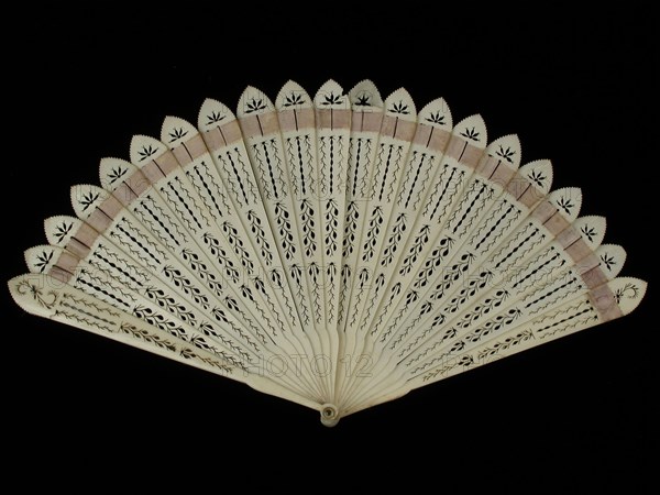 Brisé fan, leaf and legs of cut bone with stylized tendril motifs, briselint of lilac satin, wiséwaaier range clothing