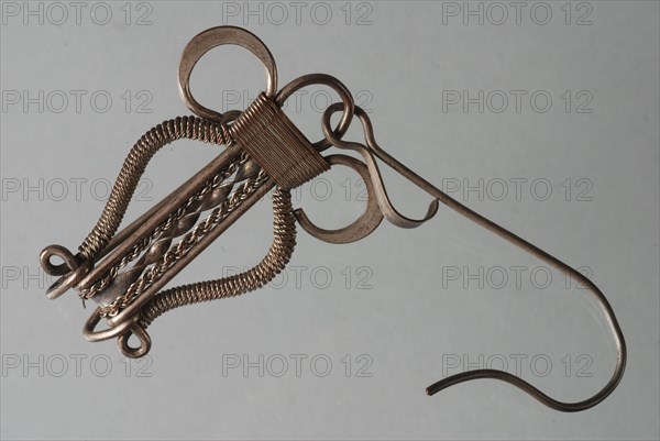 Harp-shaped knitting hook of silver, knitting hook auxiliary needle? handicraft tools metal silver, Rotterdam City Triangle