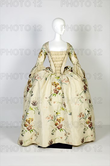 Mantua, two-piece dress, body and skirt of cream-colored silk with colored floral scrolls, stomach piece set with tulle, tulle