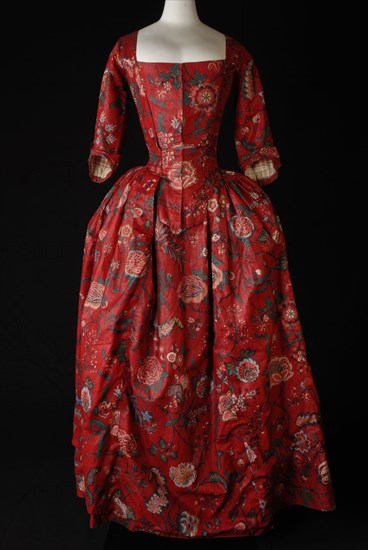 Japon, robe à l'Anglaise of chintz, red fond with large multicolored flowers, pleated skirt, sleeves with pleated elbow piece