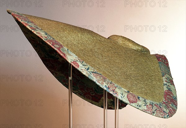 Large semi-circular sun hat, natural colored ribbon straw, edge of pleated chintz, sun hat hat headgear women's clothing clothes