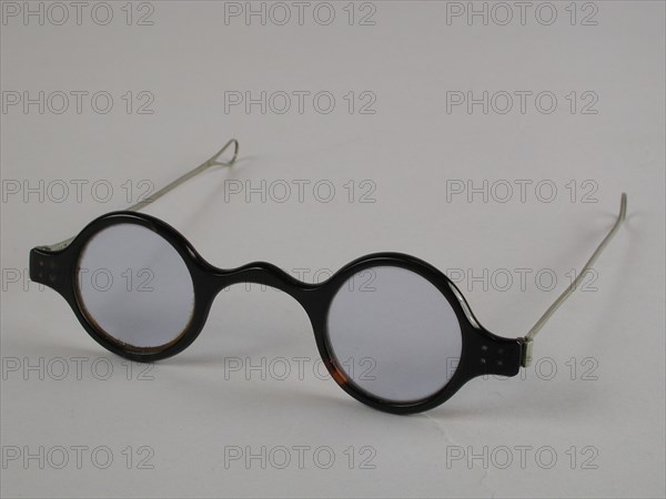 Glasses with round glasses in turtle frame with silver colored metal springs, spectacles eyepiece equipment glass metal nickel