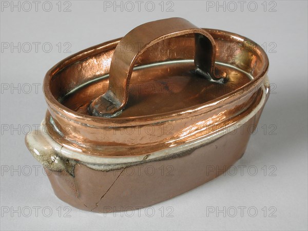 metal worker: Gresnich, Miniature hare pan of brown glazed stoneware with lid of red copper, hare pan pan holder kitchenware