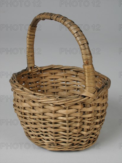 Braided rattan miniature market basket, basket miniature toy relaxant model rattan reed, braided Round basket bottom diameter
