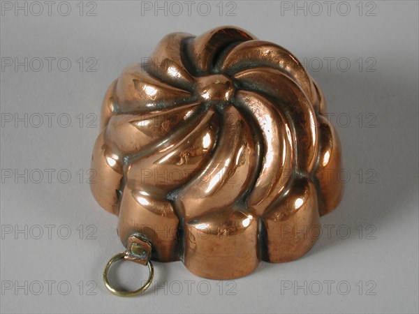 metal worker: Gresnich, Red copper pudding mold, pudding mold shape kitchen utensils miniature toy relaxant model copper tin