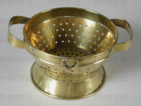 metal worker: Gresnich, Yellow copper miniature colander, colander kitchen utensils equipment miniature toy relaxant model brass