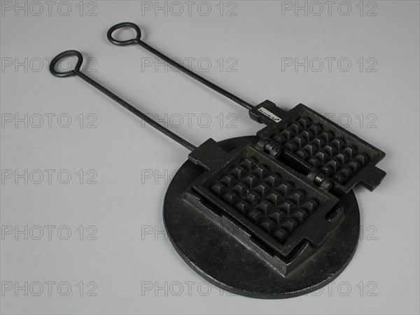 Cast iron miniature waffle maker with stand, waffle maker kitchenware miniature toy relaxation device model iron 29.0, base 3.5