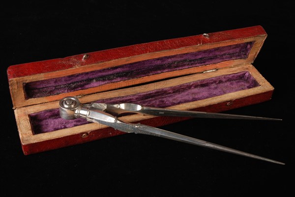 Silversmith: Adrianus van Bemme, Silver compass in red box with purple trim, François Montauban van Swijndregt Rotterdam 5 April