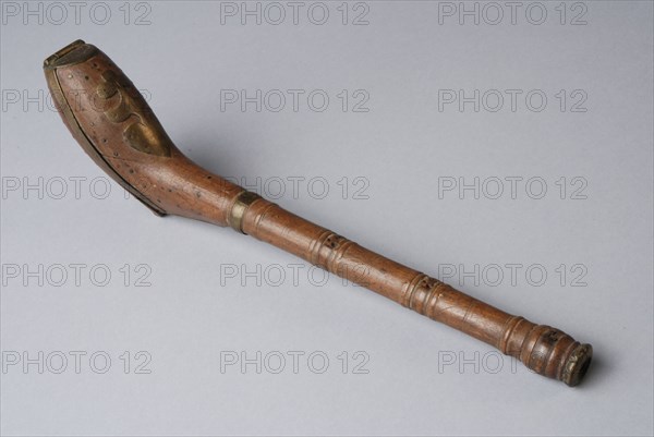 Pipe box in the shape of Gouda pipe, sheath holder wood copper brass, Sheath to transport pipe. Form of Gouda pipe underside
