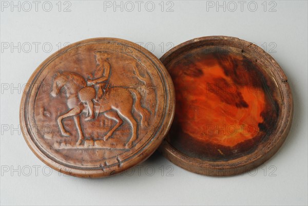 Wooden snuff box with rider embossed on the lid, snuffbox holder walnut wood turtle, Round. Wood on the outside; turtle inside