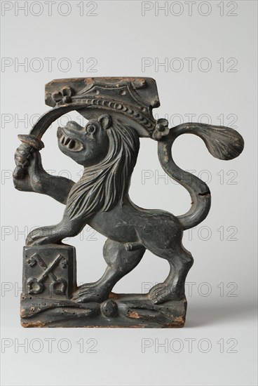 Carved wooden lion with sword and city coat of arms of Leiden, wood carving sculpture visual material wood paint, Carved wooden